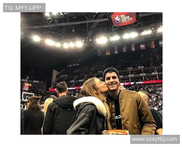 足球明星与女友甜蜜瞬间大曝光幸福生活尽在镜头之中