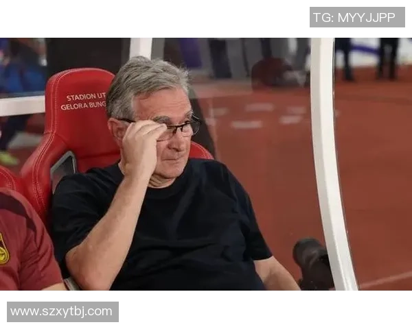 足球明星化身老头幽默演绎场边趣事引发球迷热议 足球明星化身老头幽默演绎场边趣事引发球迷热议